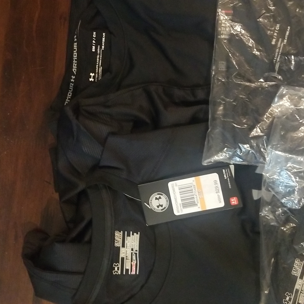 5 Men's size Sm Under Armour t-shirts.